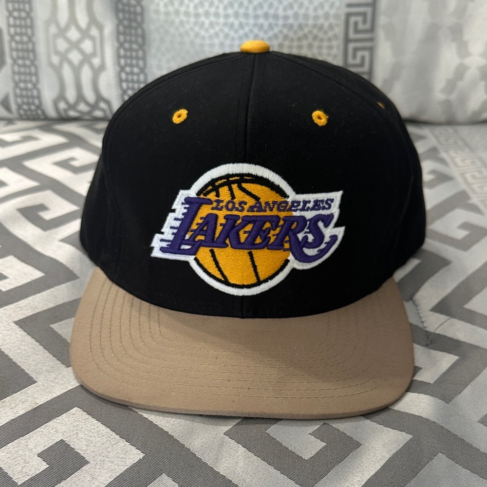 Lakers Mitchell & Ness Strapback Hat – Black/Tan – Leather Strap